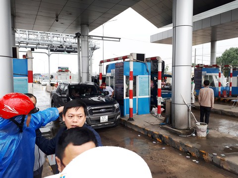 Ôtô nằm vạ hàng chục phút tại trạm thu phí Tam Kỳ - Ảnh 2. Ôtô nằm vạ hàng chục phút tại trạm thu phí Tam Kỳ - Ảnh 2.