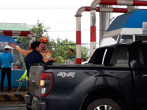 Ôtô nằm vạ hàng chục phút tại trạm thu phí Tam Kỳ - Ảnh 3. Ôtô nằm vạ hàng chục phút tại trạm thu phí Tam Kỳ - Ảnh 3.