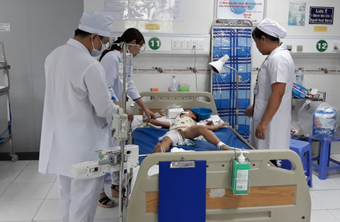 Bắt tạm giam người cha cho 3 con uống thuốc trừ sâu tự tử - Ảnh 1. Bắt tạm giam người cha cho 3 con uống thuốc trừ sâu tự tử - Ảnh 1.