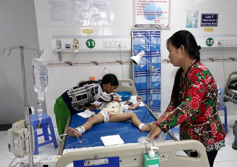 Sức khỏe 3 trẻ bị ngộ độc thuốc trừ sâu đã khá hơn - Ảnh 1. Sức khỏe 3 trẻ bị ngộ độc thuốc trừ sâu đã khá hơn - Ảnh 1.