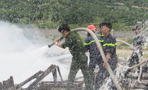 Cháy rụi hàng ngàn tấm pin tại dự án điện mặt trời Cam Ranh - Ảnh 2. Cháy rụi hàng ngàn tấm pin tại dự án điện mặt trời Cam Ranh - Ảnh 2.