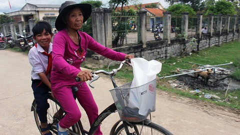 Hàng trăm suất quà nghĩa tình tiếp tục đến với bà con vùng tâm bão - Ảnh 4. Hàng trăm suất quà nghĩa tình tiếp tục đến với bà con vùng tâm bão - Ảnh 4.