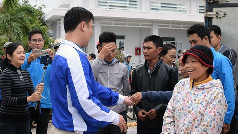 Hàng trăm suất quà nghĩa tình tiếp tục đến với bà con vùng tâm bão - Ảnh 5. Hàng trăm suất quà nghĩa tình tiếp tục đến với bà con vùng tâm bão - Ảnh 5.
