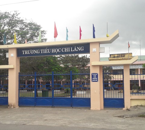 7 học sinh bị kẻ gian vào lớp tháo dây chuyền trên cổ - Ảnh 1. 7 học sinh bị kẻ gian vào lớp tháo dây chuyền trên cổ - Ảnh 1.