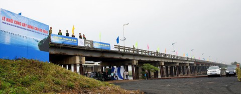 Thủ tướng nhấn nút khởi công cầu Đà Rằng mới - Ảnh 2. Thủ tướng nhấn nút khởi công cầu Đà Rằng mới - Ảnh 2.