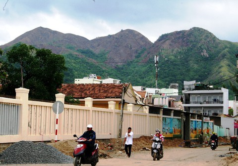 Cháy rừng trên núi, có thật chủ tịch phường ung dung ngồi uống trà? - Ảnh 1. Cháy rừng trên núi, có thật chủ tịch phường ung dung ngồi uống trà? - Ảnh 1.