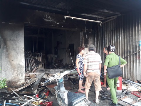 Tiệm sửa xe máy cháy rụi lúc rạng sáng - Ảnh 1. Tiệm sửa xe máy cháy rụi lúc rạng sáng - Ảnh 1.