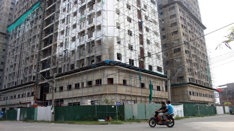 Hàng trăm người dân đòi công ty Hoàng Quân bàn giao nhà - Ảnh 1. Hàng trăm người dân đòi công ty Hoàng Quân bàn giao nhà - Ảnh 1.