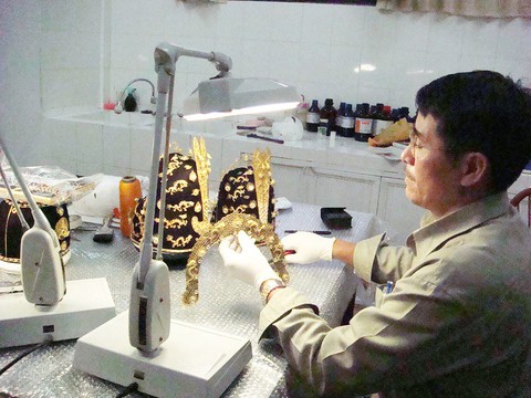 Người làm 4 mũ vua triều Nguyễn - Ảnh 1. Người làm 4 mũ vua triều Nguyễn - Ảnh 1.