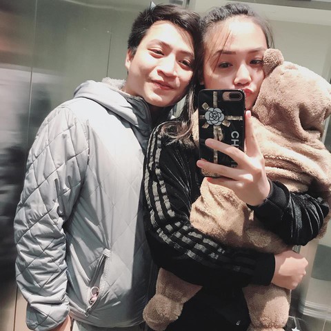 Sợ con giật mình, ông bố bỉm sữa ngậm khăn khi U23 ghi bàn - Ảnh 3. Sợ con giật mình, ông bố bỉm sữa ngậm khăn khi U23 ghi bàn - Ảnh 3.