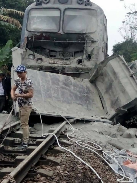Xe chở ximăng phá gãy gác chắn, tông móp đầu tàu SE7 - Ảnh 3. Xe chở ximăng phá gãy gác chắn, tông móp đầu tàu SE7 - Ảnh 3.
