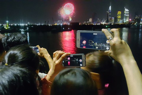 TP.HCM rực rỡ pháo hoa mừng năm mới 2018 - Ảnh 10. TP.HCM rực rỡ pháo hoa mừng năm mới 2018 - Ảnh 10.