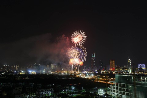 TP.HCM rực rỡ pháo hoa mừng năm mới 2018 - Ảnh 5. TP.HCM rực rỡ pháo hoa mừng năm mới 2018 - Ảnh 5.