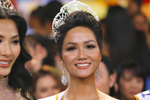 H’Hen Niê mong mọi người quan tâm đến phụ nữ Ê Đê - Ảnh 7. H’Hen Niê mong mọi người quan tâm đến phụ nữ Ê Đê - Ảnh 7.