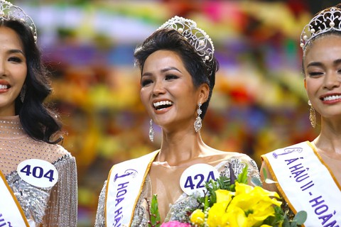 HHen Niê đăng quang Hoa hậu Hoàn vũ Việt Nam 2017 - Ảnh 1. HHen Niê đăng quang Hoa hậu Hoàn vũ Việt Nam 2017 - Ảnh 1.