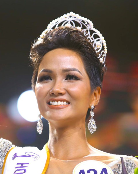 H’Hen Niê mong mọi người quan tâm đến phụ nữ Ê Đê - Ảnh 6. H’Hen Niê mong mọi người quan tâm đến phụ nữ Ê Đê - Ảnh 6.