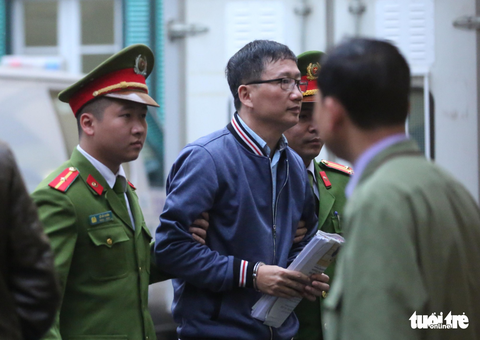 Nhiều người nước ngoài đến dự phiên xử ông Đinh La Thăng - Ảnh 3. Nhiều người nước ngoài đến dự phiên xử ông Đinh La Thăng - Ảnh 3.
