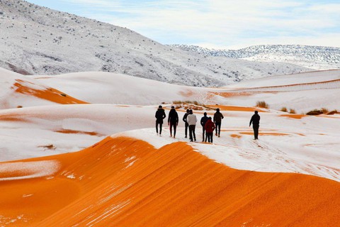 Thế giới trong tuần qua ảnh: tuyết rơi ở sa mạc Sahara - Ảnh 1. Thế giới trong tuần qua ảnh: tuyết rơi ở sa mạc Sahara - Ảnh 1.