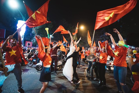 Bộ ảnh cưới chụp ngay trong đêm mừng chiến thắng lịch sử - Ảnh 5. Bộ ảnh cưới chụp ngay trong đêm mừng chiến thắng lịch sử - Ảnh 5.