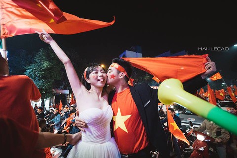 Bộ ảnh cưới chụp ngay trong đêm mừng chiến thắng lịch sử - Ảnh 6. Bộ ảnh cưới chụp ngay trong đêm mừng chiến thắng lịch sử - Ảnh 6.