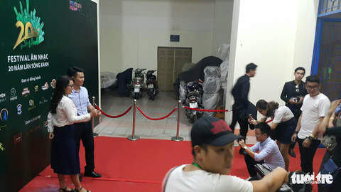 Festival Làn Sóng Xanh lèo tèo khán giả, không có nghệ sĩ lên nhận giải - Ảnh 3. Festival Làn Sóng Xanh lèo tèo khán giả, không có nghệ sĩ lên nhận giải - Ảnh 3.