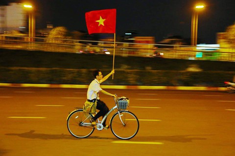 Nam sinh Sài Gòn ung dung đạp xe với lá cờ người lạ tặng - Ảnh 1. Nam sinh Sài Gòn ung dung đạp xe với lá cờ người lạ tặng - Ảnh 1.