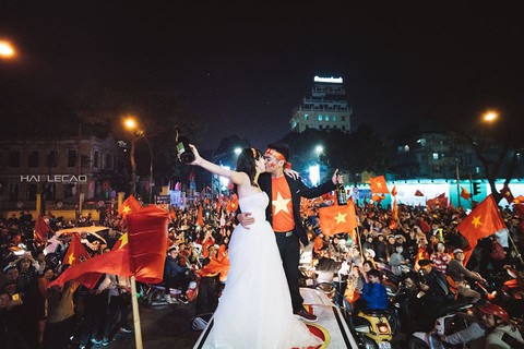 Bộ ảnh cưới chụp ngay trong đêm mừng chiến thắng lịch sử - Ảnh 9. Bộ ảnh cưới chụp ngay trong đêm mừng chiến thắng lịch sử - Ảnh 9.