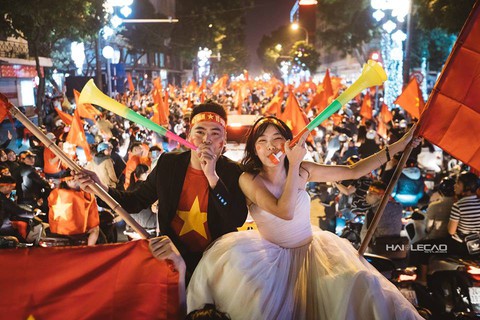 Bộ ảnh cưới chụp ngay trong đêm mừng chiến thắng lịch sử - Ảnh 4. Bộ ảnh cưới chụp ngay trong đêm mừng chiến thắng lịch sử - Ảnh 4.