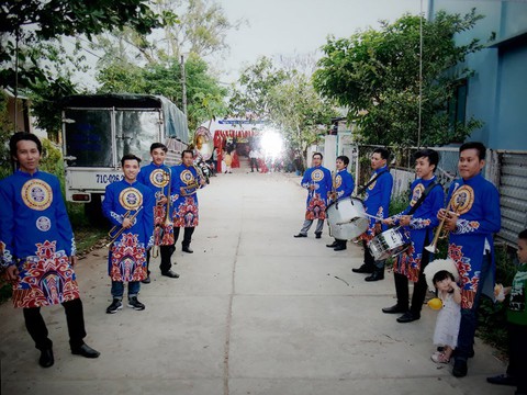 Chú rể gây bất ngờ khi đón dâu với dàn kèn Tây - Ảnh 4. Chú rể gây bất ngờ khi đón dâu với dàn kèn Tây - Ảnh 4.
