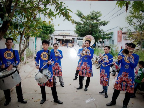 Chú rể gây bất ngờ khi đón dâu với dàn kèn Tây - Ảnh 5. Chú rể gây bất ngờ khi đón dâu với dàn kèn Tây - Ảnh 5.