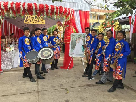 Chú rể gây bất ngờ khi đón dâu với dàn kèn Tây - Ảnh 6. Chú rể gây bất ngờ khi đón dâu với dàn kèn Tây - Ảnh 6.
