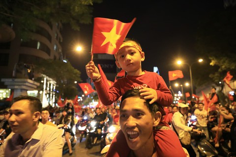 Càng về khuya, cổ động viên ăn mừng càng sung - Ảnh 40. Càng về khuya, cổ động viên ăn mừng càng sung - Ảnh 40.
