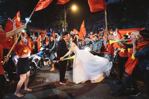 Bộ ảnh cưới chụp ngay trong đêm mừng chiến thắng lịch sử - Ảnh 13. Bộ ảnh cưới chụp ngay trong đêm mừng chiến thắng lịch sử - Ảnh 13.