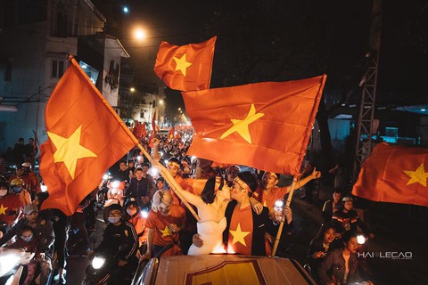 Bộ ảnh cưới chụp ngay trong đêm mừng chiến thắng lịch sử - Ảnh 14. Bộ ảnh cưới chụp ngay trong đêm mừng chiến thắng lịch sử - Ảnh 14.