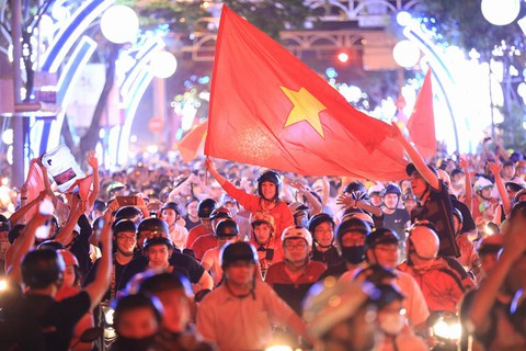 Cả nước xuống đường mừng U-23 Việt Nam chiến thắng - Ảnh 10. Cả nước xuống đường mừng U-23 Việt Nam chiến thắng - Ảnh 10.