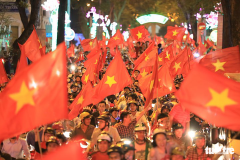Càng về khuya, cổ động viên ăn mừng càng sung - Ảnh 5. Càng về khuya, cổ động viên ăn mừng càng sung - Ảnh 5.