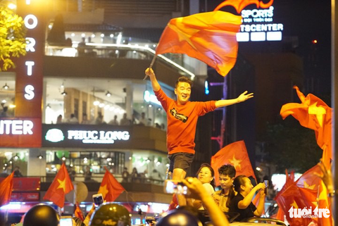 Càng về khuya, cổ động viên ăn mừng càng sung - Ảnh 1. Càng về khuya, cổ động viên ăn mừng càng sung - Ảnh 1.