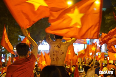 Càng về khuya, cổ động viên ăn mừng càng sung - Ảnh 9. Càng về khuya, cổ động viên ăn mừng càng sung - Ảnh 9.