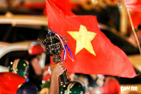 Càng về khuya, cổ động viên ăn mừng càng sung - Ảnh 4. Càng về khuya, cổ động viên ăn mừng càng sung - Ảnh 4.