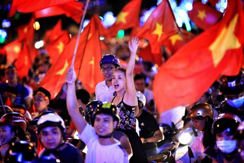 Càng về khuya, cổ động viên ăn mừng càng sung - Ảnh 18. Càng về khuya, cổ động viên ăn mừng càng sung - Ảnh 18.