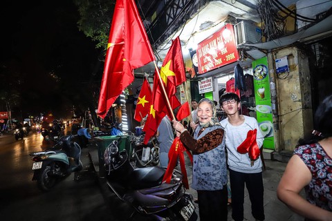 Cả nước xuống đường mừng U-23 Việt Nam chiến thắng - Ảnh 28. Cả nước xuống đường mừng U-23 Việt Nam chiến thắng - Ảnh 28.