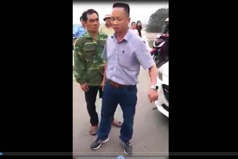 Phạt tài xế dùng súng giả dọa người dân 38 triệu đồng - Ảnh 2. Phạt tài xế dùng súng giả dọa người dân 38 triệu đồng - Ảnh 2.
