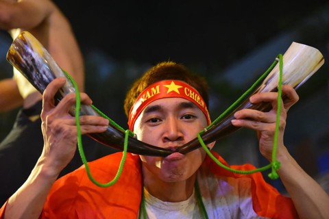 Càng về khuya, cổ động viên ăn mừng càng sung - Ảnh 14. Càng về khuya, cổ động viên ăn mừng càng sung - Ảnh 14.