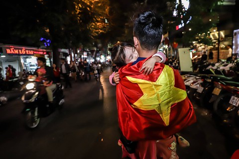 Càng về khuya, cổ động viên ăn mừng càng sung - Ảnh 30. Càng về khuya, cổ động viên ăn mừng càng sung - Ảnh 30.