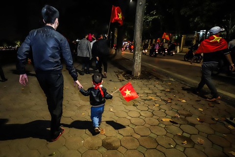 Càng về khuya, cổ động viên ăn mừng càng sung - Ảnh 34. Càng về khuya, cổ động viên ăn mừng càng sung - Ảnh 34.