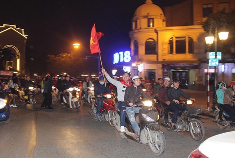 Cả nước xuống đường mừng U-23 Việt Nam chiến thắng - Ảnh 32. Cả nước xuống đường mừng U-23 Việt Nam chiến thắng - Ảnh 32.