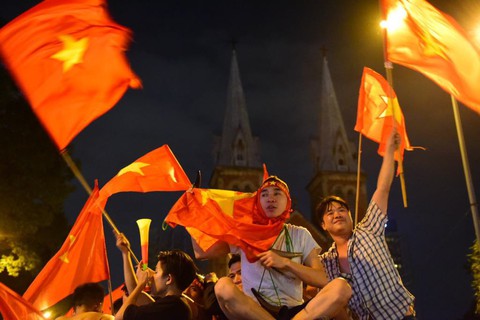 Càng về khuya, cổ động viên ăn mừng càng sung - Ảnh 15. Càng về khuya, cổ động viên ăn mừng càng sung - Ảnh 15.