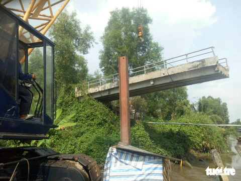 Cẩu thành công khối bêtông cầu Long Hòa B 39 tấn bị sập - Ảnh 1. Cẩu thành công khối bêtông cầu Long Hòa B 39 tấn bị sập - Ảnh 1.