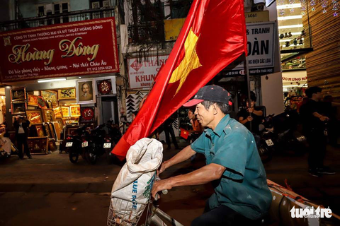 Càng về khuya, cổ động viên ăn mừng càng sung - Ảnh 26. Càng về khuya, cổ động viên ăn mừng càng sung - Ảnh 26.