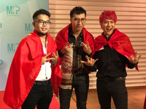Mỹ Tâm, Đàm Vĩnh Hưng cầm cờ đi bão mừng chiến thắng U-23 VN - Ảnh 10. Mỹ Tâm, Đàm Vĩnh Hưng cầm cờ đi bão mừng chiến thắng U-23 VN - Ảnh 10.